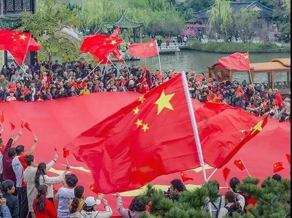 一个女生在你出去找工作不到一个月就答应和别人谈恋爱了，我问她那个人怎么追的她，她说没怎么追，聊聊天游戏画面