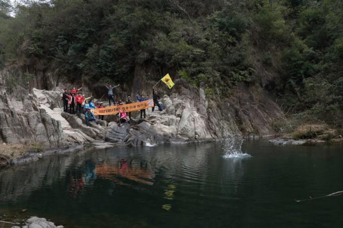 郑州降雪预报图全黑冲上热搜,中央气象台直言“离谱”,高架已放置融雪剂